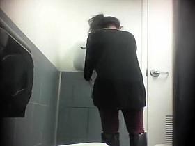 Fantastic big booty on a toilet pissing girl