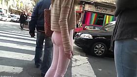 nena en leggins rosa