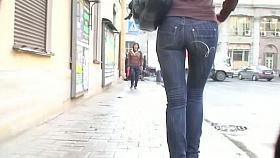 Babe jiggles her butt before a candid street cam