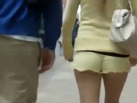 Foxy ass of a teen girl stalked on street