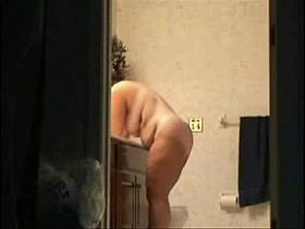 Love to spy my mum in bathroom. She is totally nude !