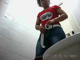 Italian woman chucks a leak in the clinic WC