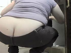 Chubby wife big ass butt crack exposed