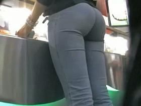 Street candid video of an amazing-looking huge fanny