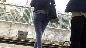 Candid - Young Babe In Tight Jeans