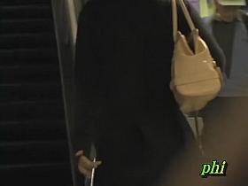 Girl got no panties sharked on the subway escalators