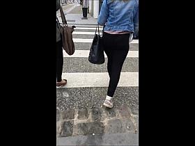 leggins ass in the street