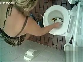 Woman caught shitting in the restaurant WC