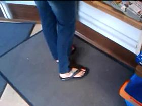 Feet in a grocery store - Fuesse bei Tante Emma