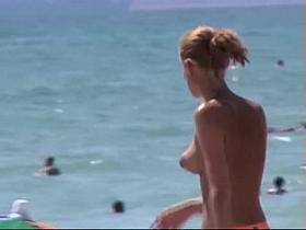Naked tits proudly sticking for beach voyeur cam
