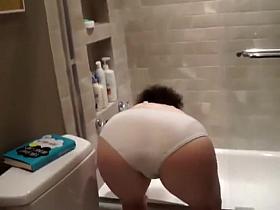 Wife shakes her ass while she scrubs