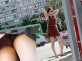 Girl's outfit lets to film a great upskirt clip