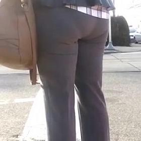 SEXY MILF WITH A AWESOME VPL I SAW TWO DAYS IN A ROW!!!