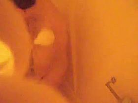 shower voyeur gluren onder de douche