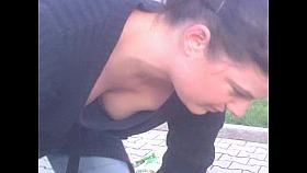 Brunette milf shaggy boobs downblouse caught in the street