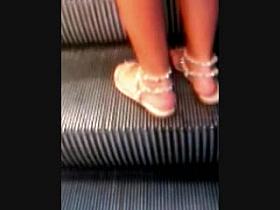 Schoene Sandalen auf der Rolltreppe - Feet on an Escalator