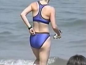 Blue bikini panty on the hot ass of the blonde milf 06zn