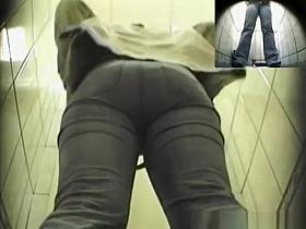 Chubby ass woman peeing in toilet