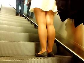 Sexy legs im metro 9 Sexy Beine in der U-Bahn 9