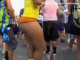 Big round ass chick in tight shorts dancing