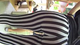 Una madura culona en leggings de zebra