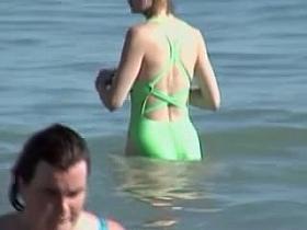 Green swimsuit is worn by the candid amateur babe 03c