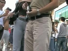Bubble butt honey in tight white pants stars in a candid street vid