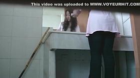 chinese girls go to the toilet.18