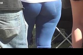 Woman in short leggings has nice ass