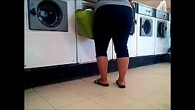 laundromat chubby ass in leggings