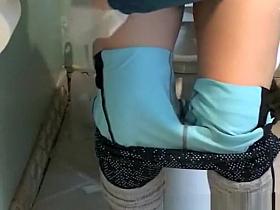 Blonde pulls down her leggings and pees