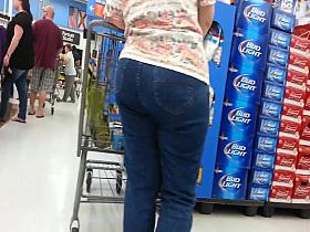 Big Butt Housewife - Candid