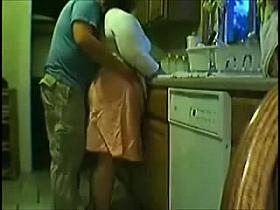 con su mujer en la cocina