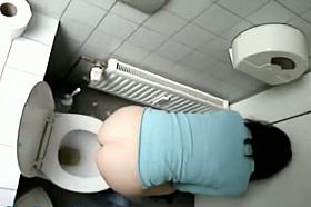 The toilet pissing girl gets voyeured sitting on the bowl