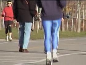 Bright blue spandex pants are on the candid amateur legs 01w