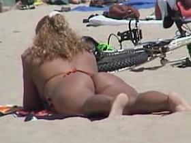 Beach voyeur man admiring candid babe in tiny bikini 06q
