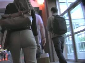 Amateur blonde chick candid ass in jeans
