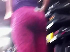 Chick in pink leggings at store