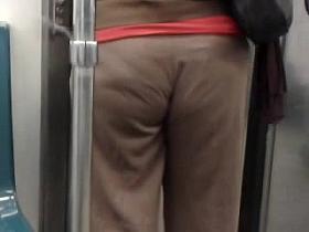 Un Rico Culito En El Metro