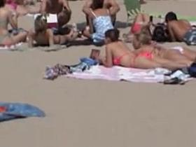 Candid bikini babes were easily spied on the beach 04s