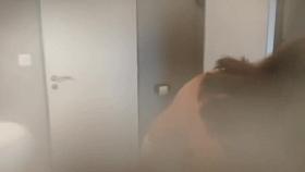 Je filme ma cousine dans la salle de bains