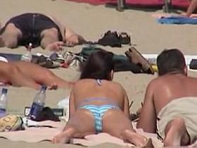 Candid voyeur girl in bikini lying with stretched legs 04t
