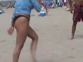 Candid beach babe is playing volley ball in bikini 04w