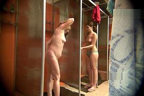 Video peeping in the womens shower10223