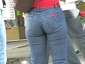 Hot ass brunette followed down the street by a candid cam