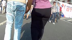 Juicy big butts milfs in tight pants