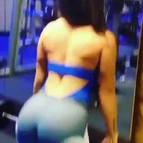 Bianca Anchieta training at the gym