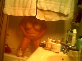 Hidden cam mature taking a bath and rubbing her vagina