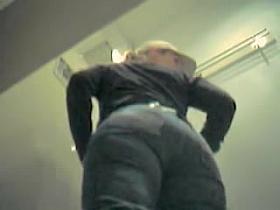 Dressing room spy camera shoots plumper trying jeans