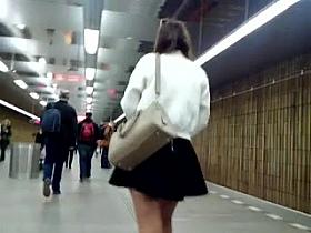 Sexy legs im metro 7 Sexy Beine in der U-Bahn 7